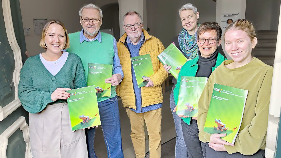 Das neue Programm der Volkshochschule Leer stellten (von links) Juliane Blech (Öffentlichkeitsarbeit), Hans Fricke (stellvertretender Vorstandsvorsitzender), Jörg Furch (Vorstandsvorsitzender), Marion Weber (Sprache, Kultur, Gesellschaft), Sabine Kasimir (Vhs-Leiterin) und Anne Thiel (Pflege, Gesundheit, Ernährung) vor. Foto: Lüppen