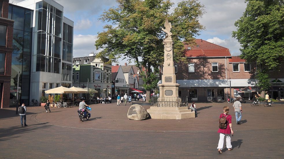 Das Denkmal in Leer erinnerte ursprünglich an den deutsch-französischen Krieg 1870/71. Der dicke Findling davor wurde mit einer Inschrift dazugefügt, um an die Getöteten der beiden Weltkriege zu erinnern. Foto: Wolters/Archiv