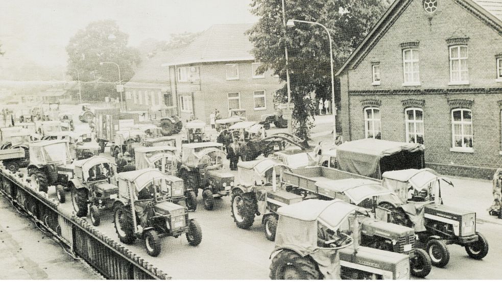 Dieses Foto kursiert aktuell in einigen Whatsapp-Gruppen und auf Facebook. Schon 1974 demonstrierten Landwirte auf der Raiffeisenstraße in Remels. Foto: privat