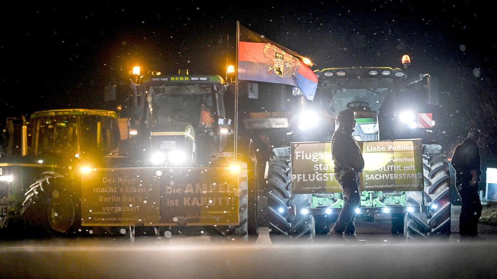 Eine Kolonne mit hunderten landwirtschaftlichen Fahrzeugen blockierte in Leer die Jann-Berghaus-Brücke, berichtet die Deutsche Presse-Agentur. Welchen Führerschein braucht man, um mitmachen zu dürfen – und geht das mit jedem Trecker? Foto: Penning/dpa