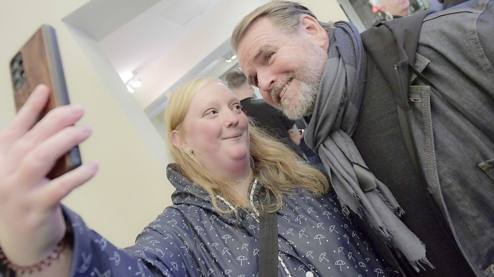 Die Schauspieler, wie hier Felix Vörtler, nahmen sich bei der Premiere Zeit für die aufgeregten Fans. Manche von ihnen nahmen einige Stunden Anfahrt in Kauf, um in Leer dabei zu sein. Foto: Klaus Ortgies