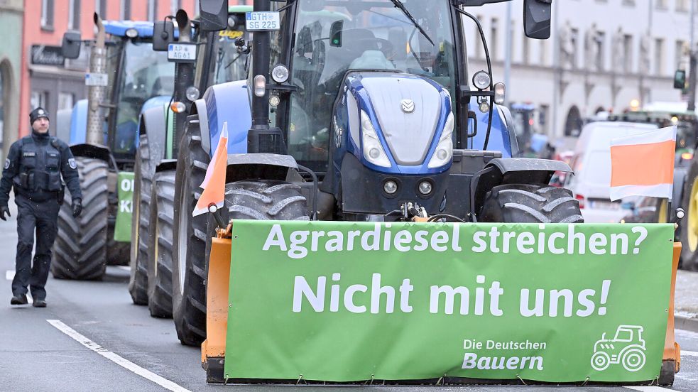 Am Freitag werden auch in Ostfriesland wieder die Trecker rollen. Foto: Schutt/DPA/Archiv