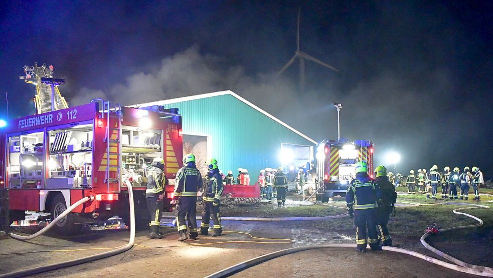 Rund 100 Feuerwehrleute waren am Dienstagabend im Einsatz. Foto: Wagenaar