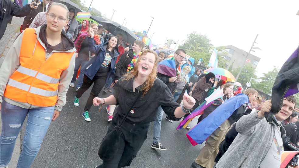 Trotz immer wieder starker Regengüsse nahmen viele Menschen an der Christopher-Street-Day-Parade in Emden teil. Foto: Hock/Archiv