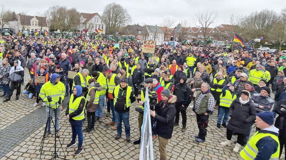 Unter dem Motto „Nicht rechts, nicht links, wir sind die Mitte“ hat der Mittelstand zu einer Kundgebung eingeladen. Foto: Gettkowski