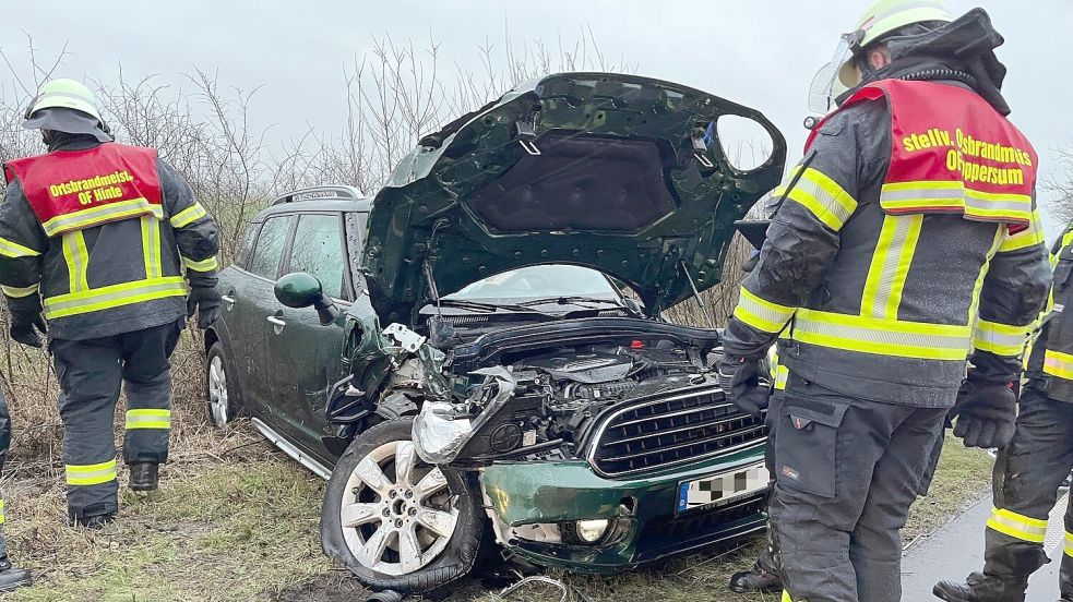 Zwei Autos kollidierten auf der Bundesstraße Höhe Suurhusen. Foto: Feuerwehr