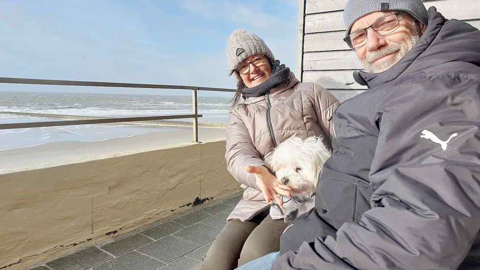 Uwe Scholz, Partnerin Sandra und Hündin Lilly machen Kurzurlaub auf Borkum. Foto: Ferber