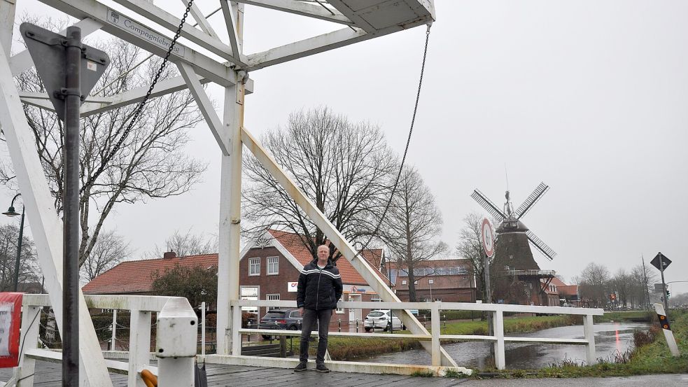 Hinter der Compagniebrügg an der Kanalstraße Süd ragt die Mühle empor. Das Ensemble ist ein beliebtes Fotomotiv. Foto: Ullrich