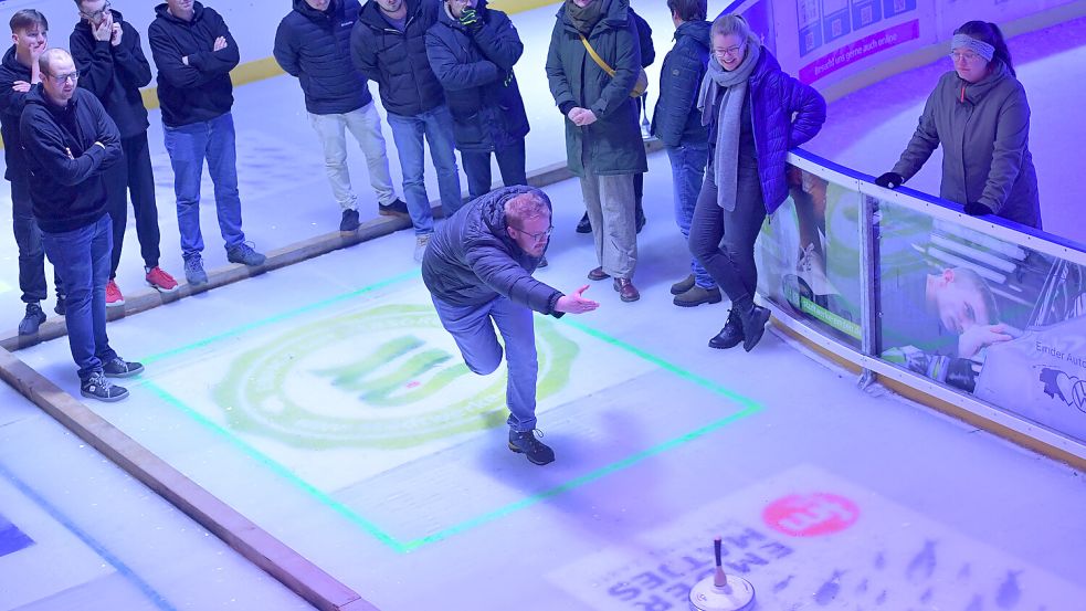 Die Gruppenphase bei den Eisstockmasters ist noch nicht abgeschlossen. Der letzte Spieltag muss nachgeholt werden. Foto: Ortgies