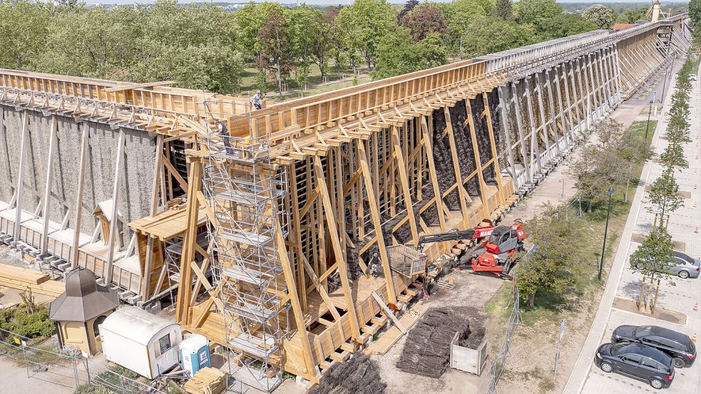 So sieht ein Gradierwerk – hier in Sachsen-Anhalt – im großen Stil aus; das Exemplar in Greetsiel wird deutlich kleiner und runder ausfallen. Foto: Jan Woitas/dpa