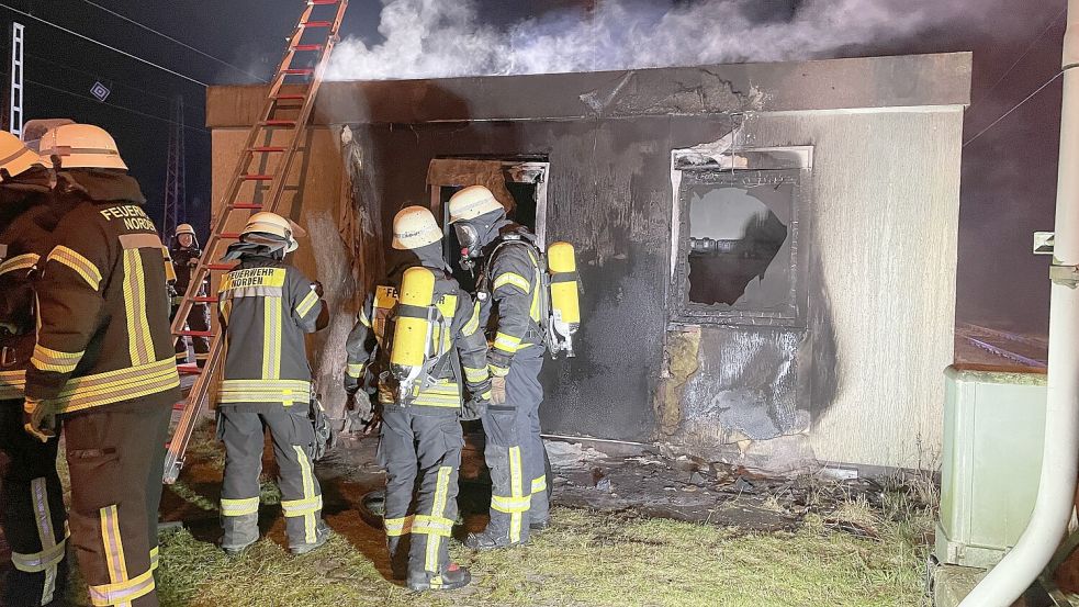 Die Flammen beschädigten die Fassade und den Innenraum des Sozialgebäudes.