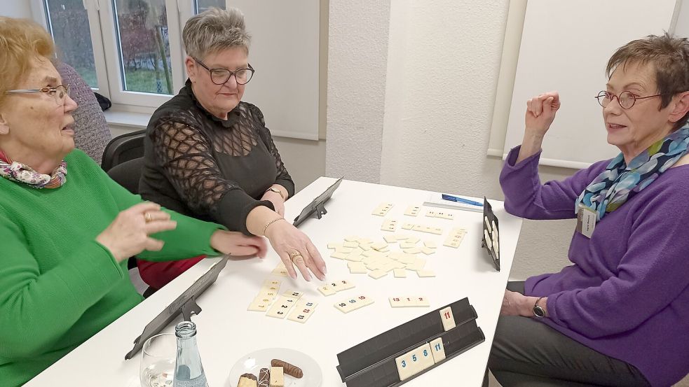 Ingrid Mensch (rechts) engagiert sich beim Nettwark Hinte, hier mit Seniorin Renate und Helferin Angelika (von links). Foto: Groenendaal