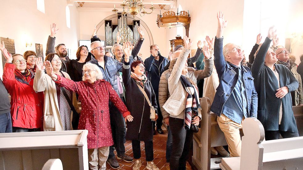 Niederländische Gäste waren bei der Eröffnung der Kunsttage in der Ditzumer Kirche am Sonnabend besonders zahlreich vertreten. Foto: Stromann