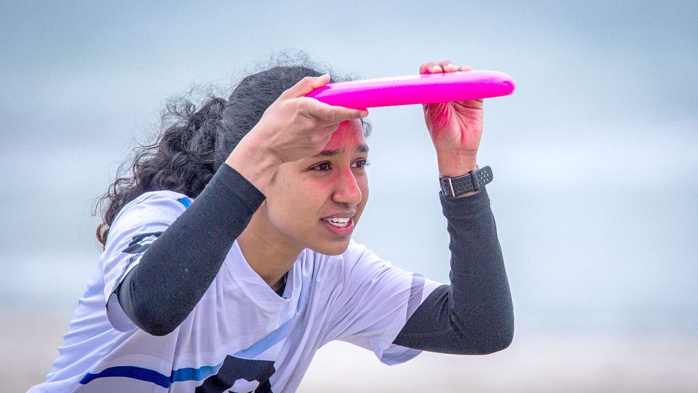 Rund 400 junge Leute aus ganz Deutschland tragen in Wilhelmshaven die Deutsche Meisterschaft im Ultimate Frisbee aus. Symbolfoto: Jens Büttner/dpa