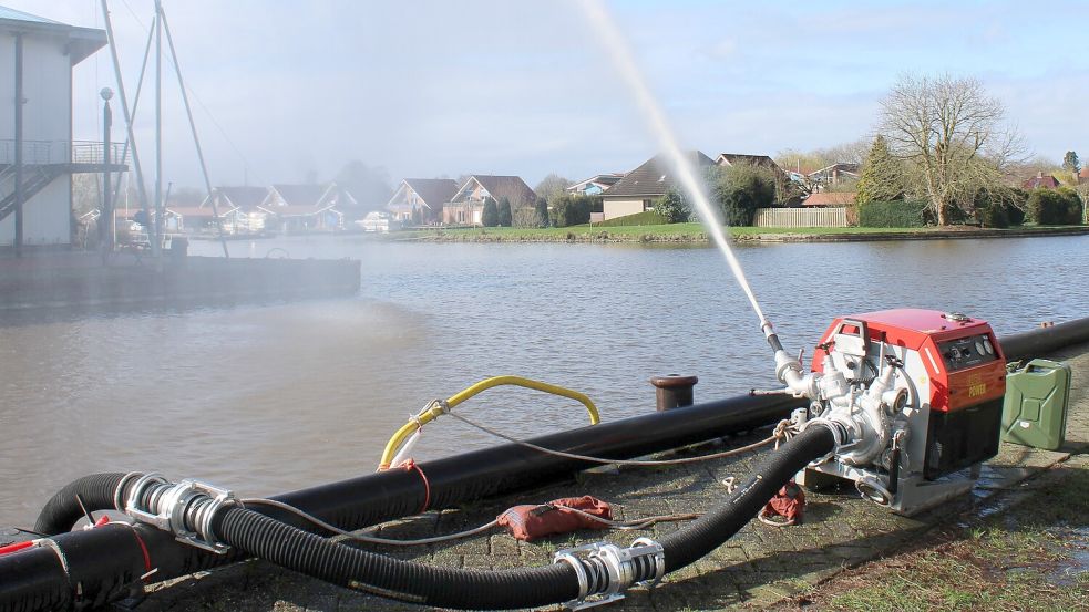 Am Hafen wurde mit Tragkraftspritzen eine Wasserversorgung aufgebaut. Foto: Rand