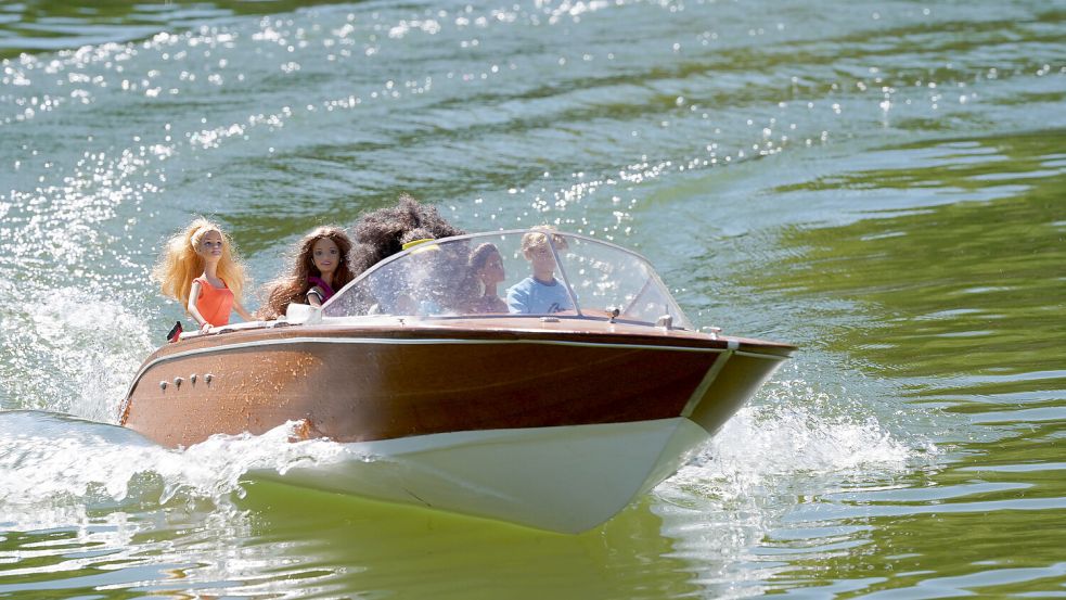 Die Sportschifffahrt im Wattenmeer soll klimaneutral werden. Bald fahren also mehr batteriebetriebene Boote, wie das hier von Barbie, über die Nordsee – und diese brauchen Ladesäulen.Foto: Andreas Rosar/dpa