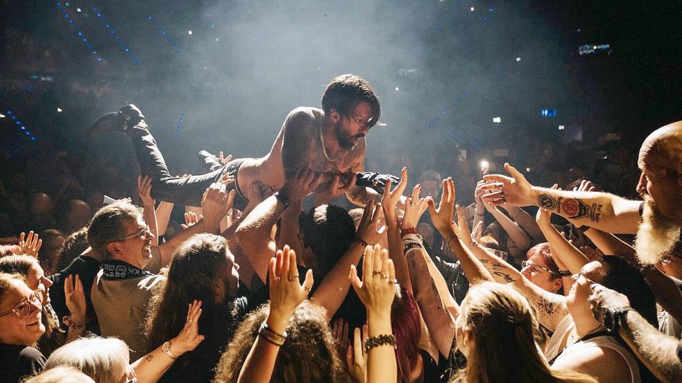 Crowdsurfing gehört zu einem guten Auftritt von The BossHoss dazu. Foto: Chris Heidrich