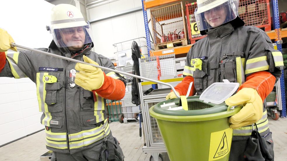 Patrik Mandel (links) und Ivonne Büscher demonstrieren den Einsatz des Schlangenhakens. Foto: Böning