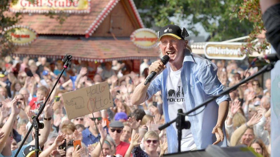 Otto Waalkes, der zuletzt Anfang Oktober 2023 für den Ottifanten-Geburtstag in Emden war, kommt für die Eröffnung des Festspielhauses im April wieder. Foto: Ortgies/Archiv