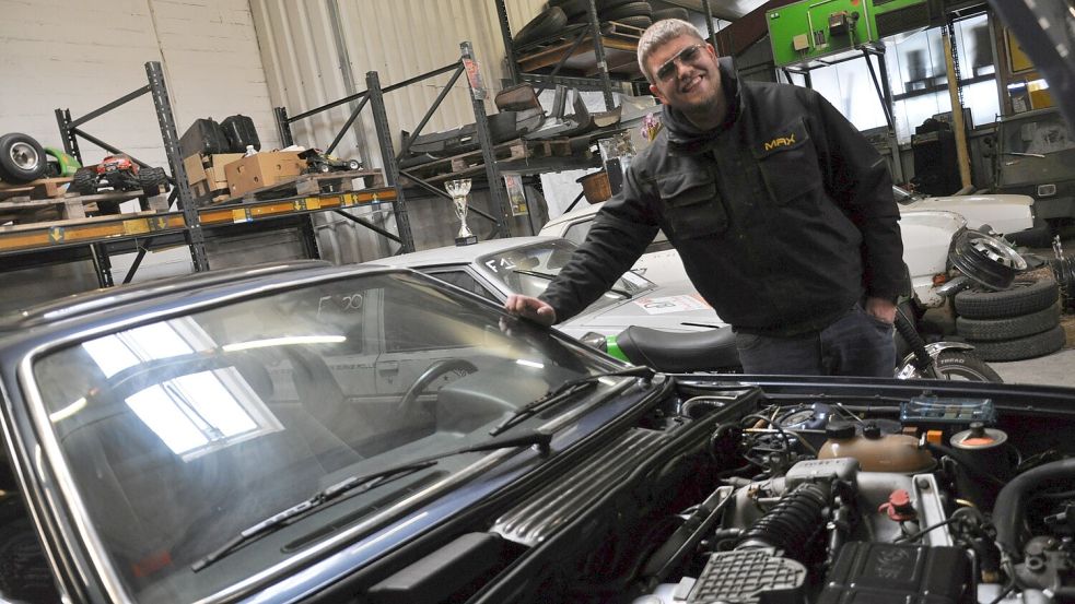 Wenn Max Cornelius über Autos reden kann, kommt er aus dem Schwärmen oft gar nicht mehr heraus. Eine Eigenschaft, die sich DMAX zunutze macht. Am 8. April läuft die zweite Staffel „Max‘ Carshop“ an. Foto: Archiv/Ullrich