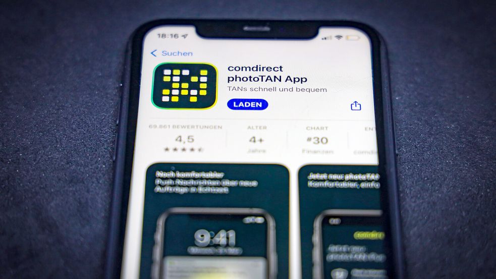 Viele Bankkunden nutzen eine photoTAN-App für ihre Bankgeschäfte. Das nutzen Betrüger für eine Betrugsmasche. Foto: Imago/Rüdiger Wölk