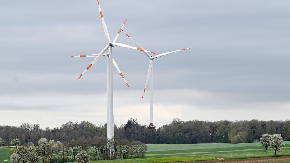 Bei starkem Wind und wolkenverhangenem Himmel drehen sich Windräder zur Stromerzeugung. Eine von der Nordsee kommende Kaltfront beendet vorläufig das frühsommerliche Wetter. Foto: dpa/Bernd Weißbrod