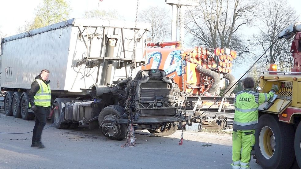 Die Aufräumarbeiten nach einem Unfall auf der A1 im Bereich der Gemeinde Stuhr liefen am Mittwoch bis in die Mittagsstunden. Foto: NORD-WEST-MEDIA TV