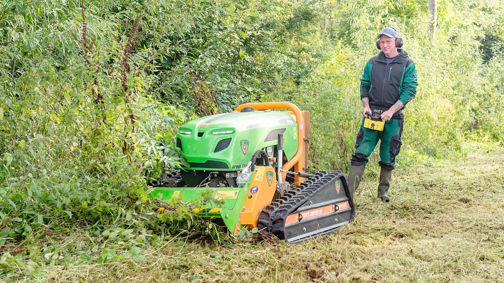 Bei einem Unfall in Baden-Württemberg ist ein Jugendlicher von einer ferngesteuerten Mähraupe überfahren worden. Foto: IMAGO/Funke Foto Services