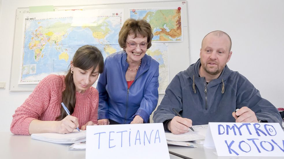 Rentnerin Regine Kemmerich-Amershi unterrichtet zweimal in der Woche einen Sprachkurs in Osnabrück. Und das ist längst nicht alles. Foto: Thomas Osterfeld