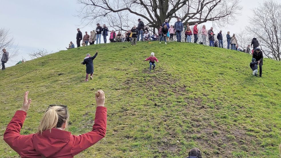 Das Eiertrüllen am Plytenberg in Leer ist Tradition. Foto: Archiv/Wolters