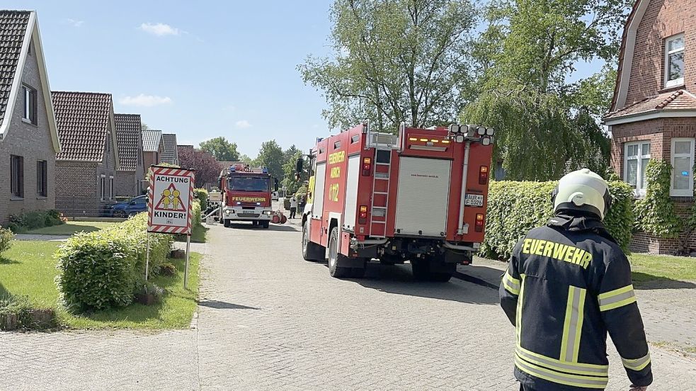 Mit mehreren Fahrzeugen war die Polizei in den Eickebuscher Weg ausgrückt. Foto: Feuerwehr