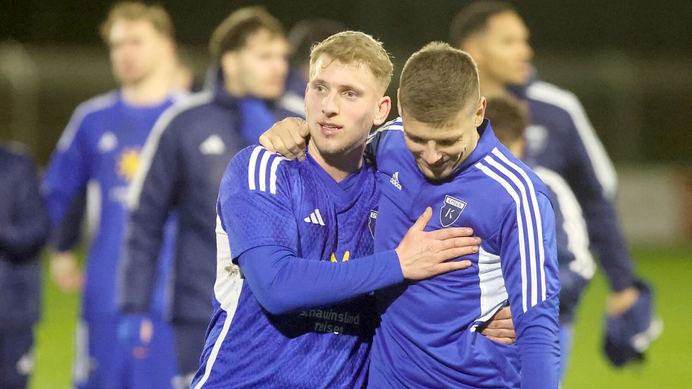 Keno Buß (vorne links) wird Kickers Emden verlassen. Bastian Dassel (rechts) beendet seine sportliche Laufbahn. Foto: Doden, Emden