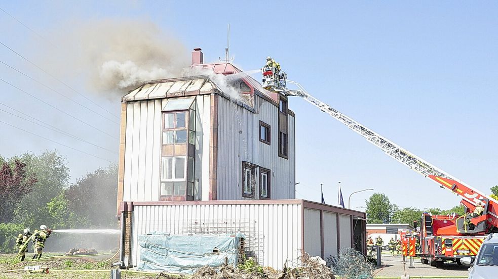 Die Feuerwehr wurde zu dem Feuer in Leer gerufen. Foto: Wolters