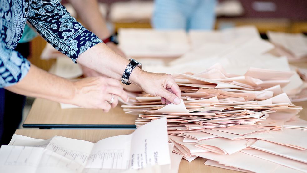 Da werden vielehelfende Hände gebraucht: Auszählung der Wahlzettel. Foto: dpa