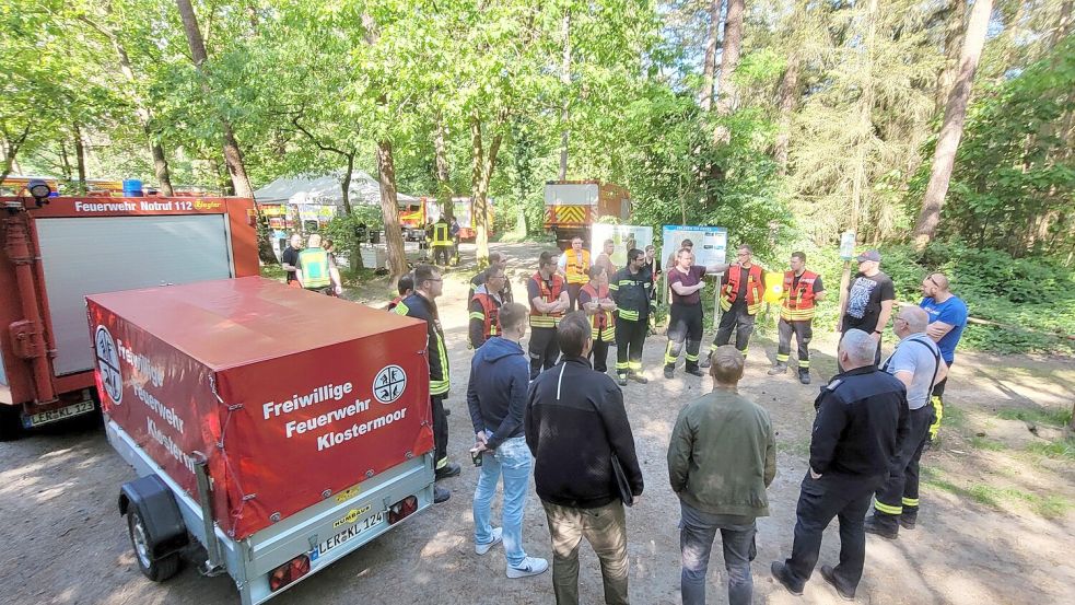 Lagebesprechung in Hesel: Am Donnerstag wurde auch im Heseler Wald ein Mann gesucht. Foto: Wolters