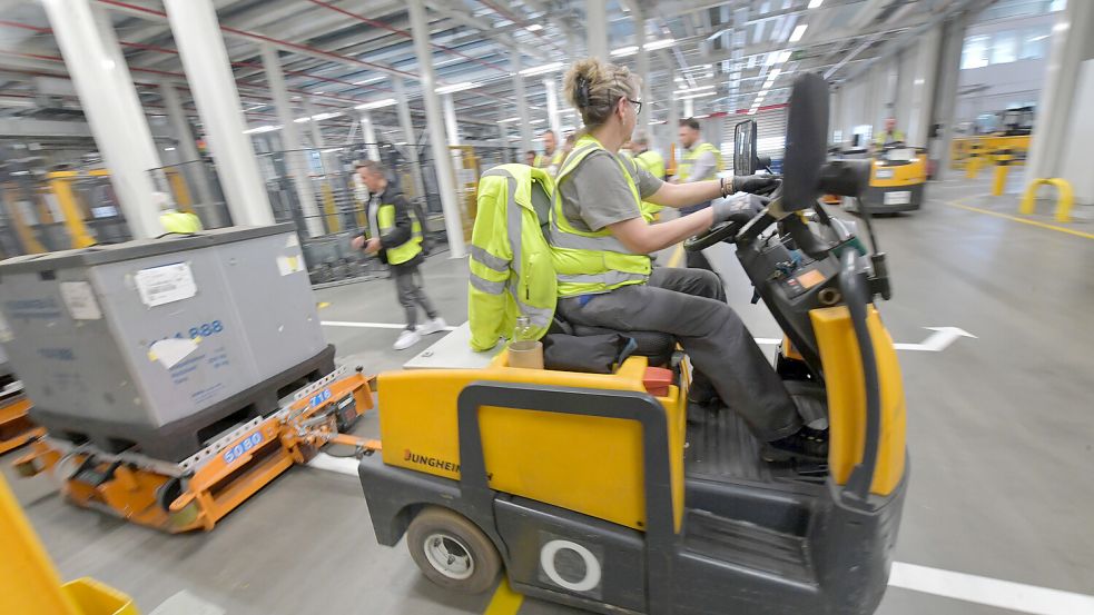 Noch werden sie von Menschenhand gesteuert: Routenzüge im VW-Werk Emden. Foto: Ortgies