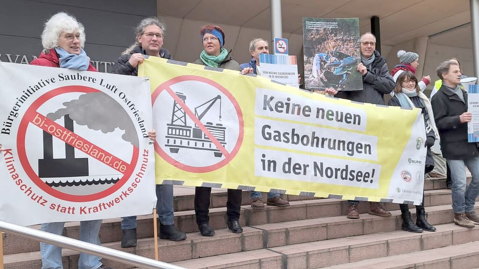 Ende Januar protestierten auch Borkumer vor der Rechtbank in Den Haag gegen die Gasbohrungen. Foto: privat