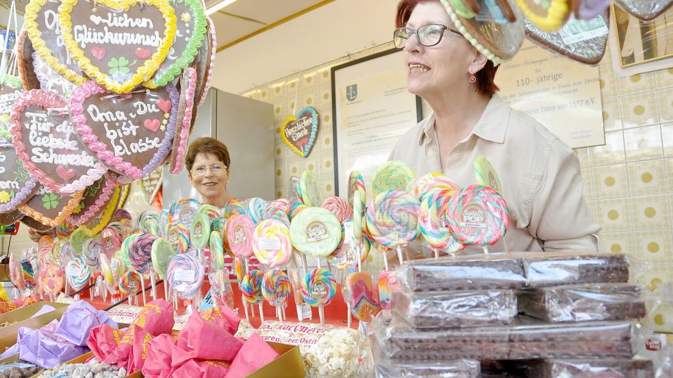 Beim Pfingstmarkt in Bunde gibt es allerlei Leckereien, aber auch Fahrgeschäfte und die Möglichkeit zu Bummeln. Foto: Wolters