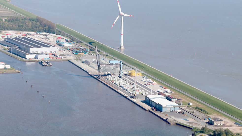 Die Feuerwehr war am Südkai im Emder Hafen im Einsatz. Foto: Tobias Bruns/Archiv