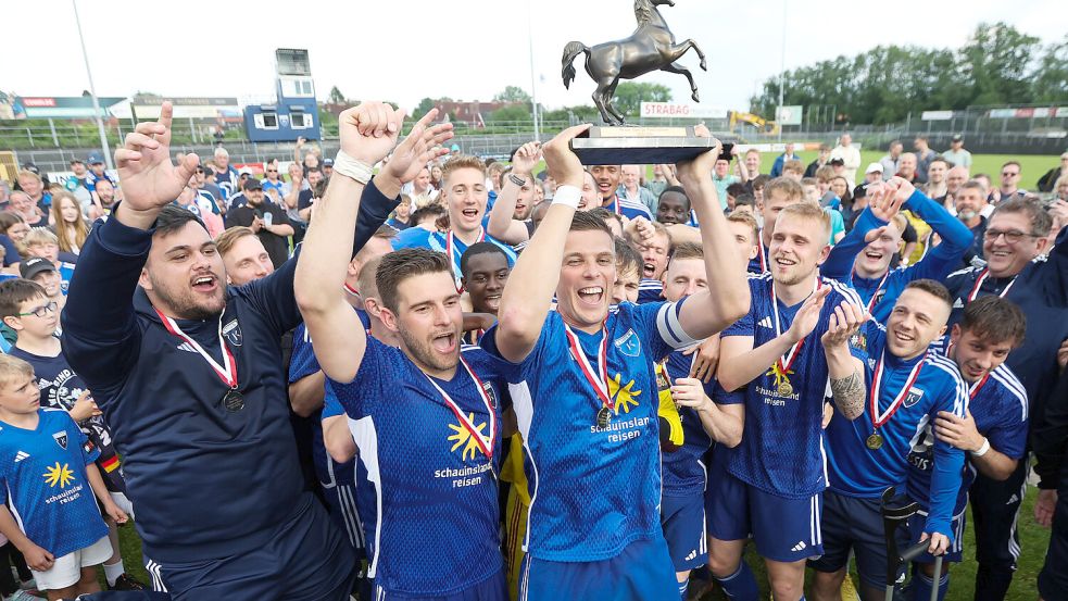 Auf dem Spielfeld wurde Kapitän Bastian Dassel die Meistertrophäe überreicht. Für die Mannschaft geht es am Dienstagmorgen zum Feiern nach Mallorca. Fotos: Doden/Emden