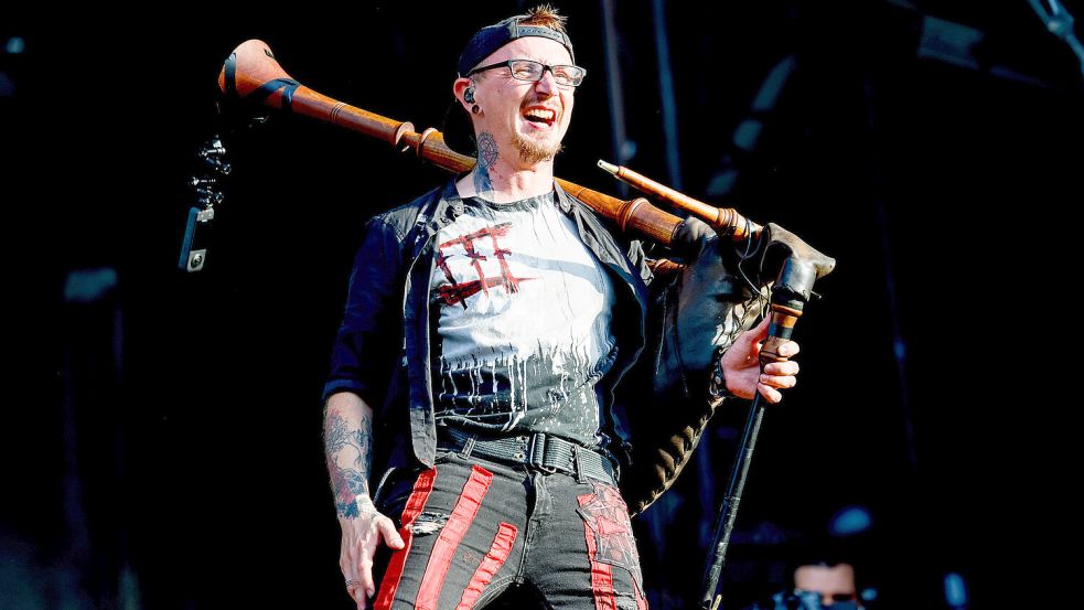 Beim MPS in Rastede dabei: die Band Saltatio Mortis. Das Foto zeigt Robin Biesenbach,den Dudelsackspieler der Gruppe beim Wacken Open Air 2023. Foto: DPA/Heimken