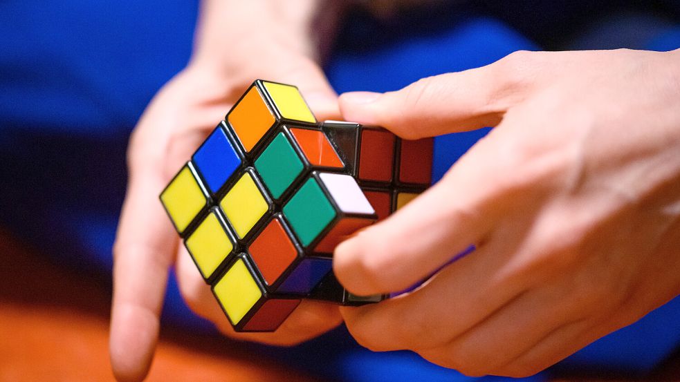 Der Zauberwürfel, auch „Rubik‘s Cube“ genannt, begeistert auch noch heute - wenn auch auf eine andere Art. Foto: dpa/Jonas Walzberg