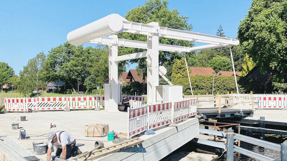 Bald ist die neue Brücke fertig. Foto: Gemeinde Uplengen