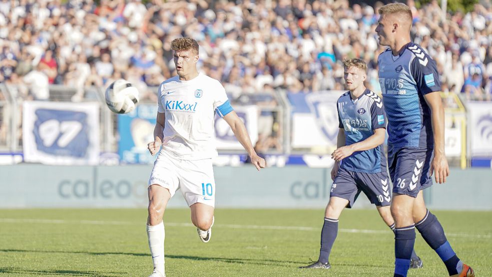 Der SV Meppen (links der Ostfriese Marek Janssen) und der VfB Oldenburg gehören zu den attraktivsten Gegnern des BSV Kickers Emden in der Regionalliga. Foto: Imago