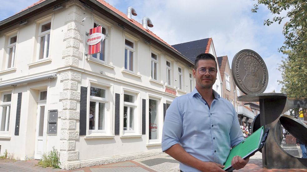 Das ehemalige Café und Bistro „Sturmfrei“ in der Steinstraße ist ein imposantes Eckhaus am Münzdenkmal. Makler Daniel Edzards will jetzt dafür sorgen, dass sich hier wieder eine Gastronomie einrichten kann. Foto: Ullrich