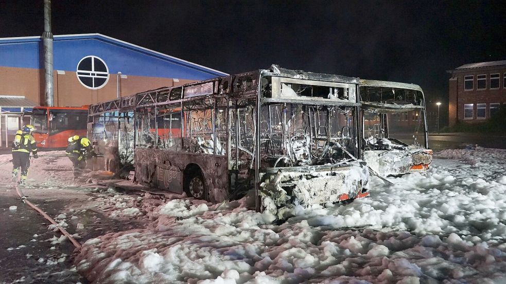 Im Zuge der Löscharbeiten kam auch Schaum zum Einsatz. Foto: Feuerwehr Krummhörn