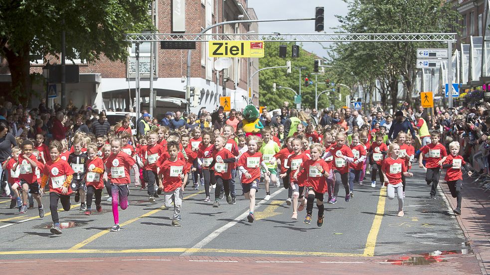 Der Matjeslauf startet am Samstagmittag mit den Läufen der Kinder. Bis zum späten Nachmittag wird das Sportevent dauern. Dafür werden zahlreiche Straßen in der Emder Innenstadt gesperrt. Foto: J. Doden/Archiv