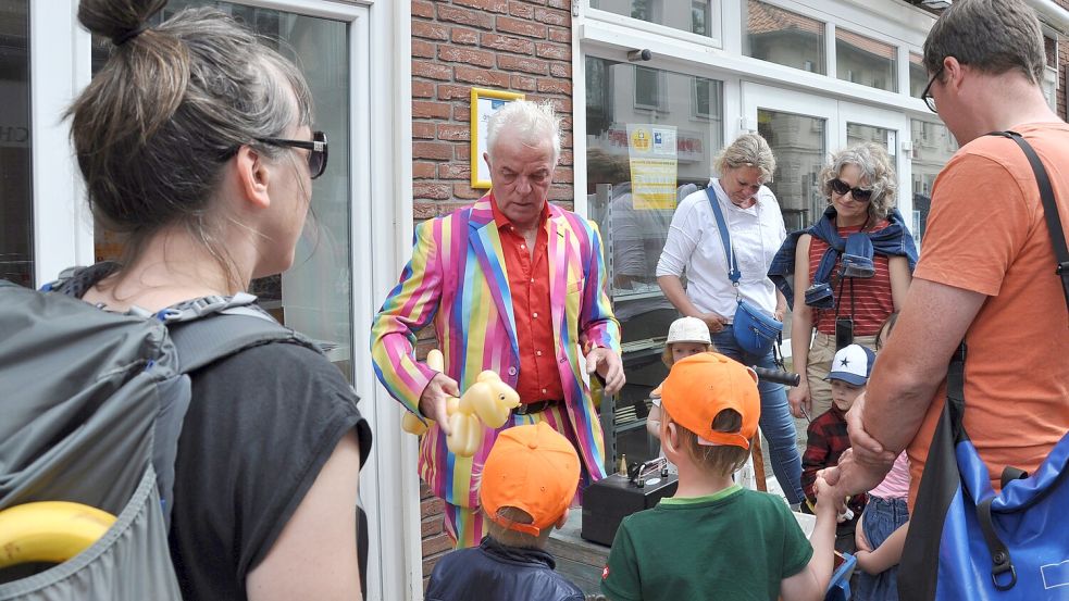 Mit Engelsgeduld modellierte Clown Topolino unendlich viele Ballontiere für die Kinder. Hier hat er gerade einen Hund vollendet – und diesem ein Paar Augen verpasst. Foto: Ullrich