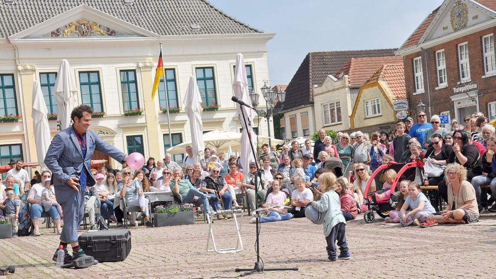 Ein bisschen Jonglage und jede Menge Comedy, das scheint das Erfolgsrezept von El Goma zu sein. Der Marktplatz wurde zu seiner Bühne. Foto: Ullrich