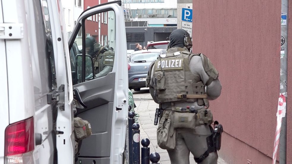 In der Bahnhofsvorstadt ist ein 28-Jähriger mit dem Messer auf einen 22-Jährigen losgegangen. Spezialeinsatzkräfte stellten den Angreifer. Foto: NWM-TV